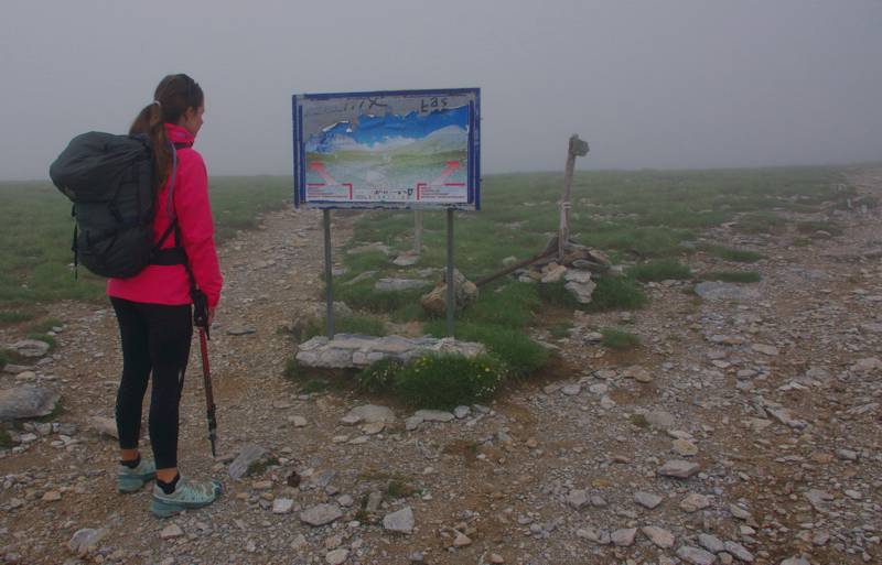 Όλυμπος topoguide: Οροπέδιο Μουσών, στη διακλάδωση των μονοπατιών προς τα 2 καταφύγια Όλυμπος topoguide