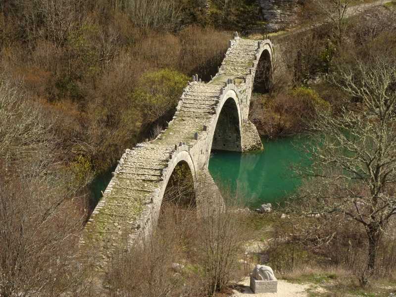 Ζαγόρι: το τρίτοξο γεφύρι του Πλακίδα Ζαγόρι: το τρίτοξο γεφύρι του Πλακίδα