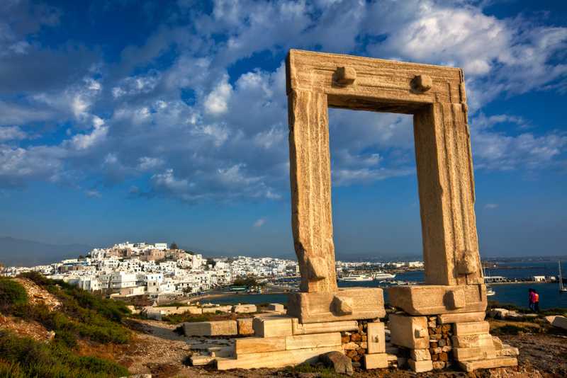 Νάξος: η Πορτάρα και η πόλη της Νάξου Νάξος: η Πορτάρα και η πόλη της Νάξου