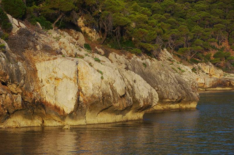 Γεράνεια topoguide: Παράκτια βράχια στην παραλία Μυλοκοπή, μάρτυρας της ανύψωσης της βόρειας ακτής του Κορινθιακού