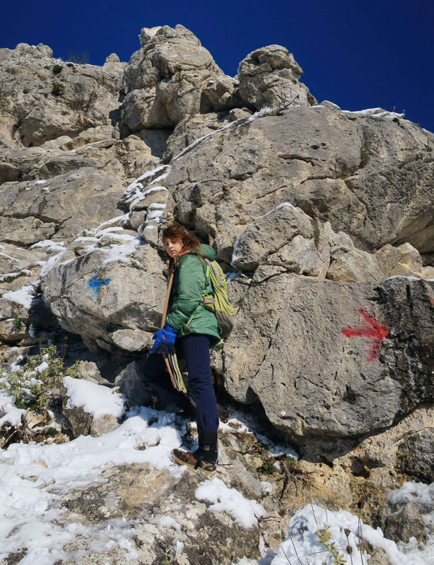 Η Άγρια Πάρνηθα: Η πρώτη παραλλαγή εύκολης (το κόκκινο βέλος) - δύσκολης (το μπλε βέλος) ανάβασης Πάρνηθα topoguide