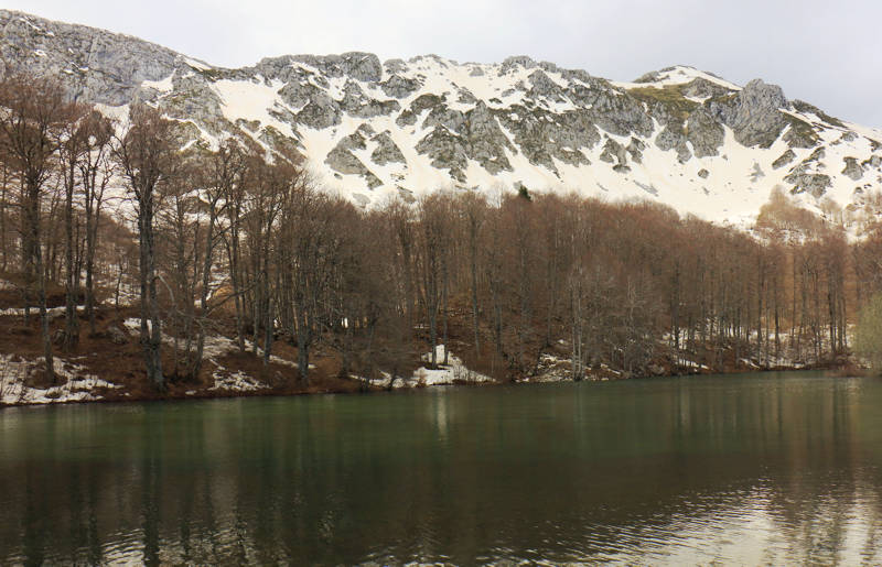 Η μεγάλη λίμνη των Αρενών Μουτσάλια και η κορυφές της Πάνω Αρένας