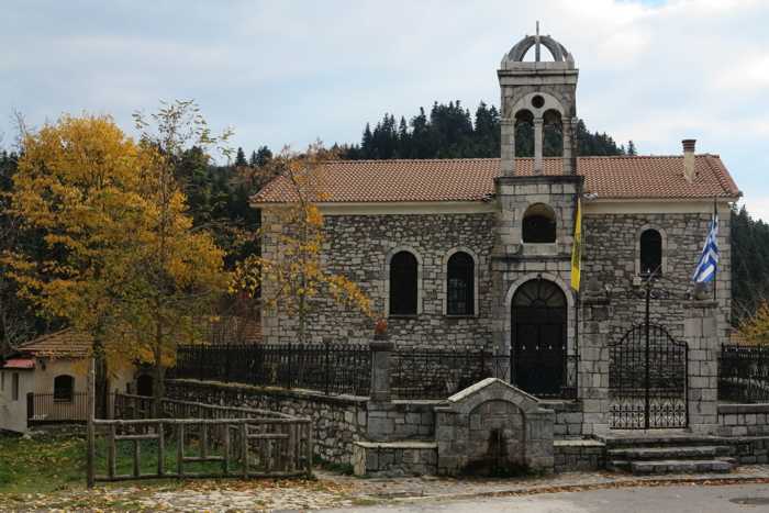 Menalon Trail topoguide: Ο ενοριακός ναός της Ελάτης, αφιερωμένος στην Κοίμηση της Θεοτόκου Menalon Trail topoguide
