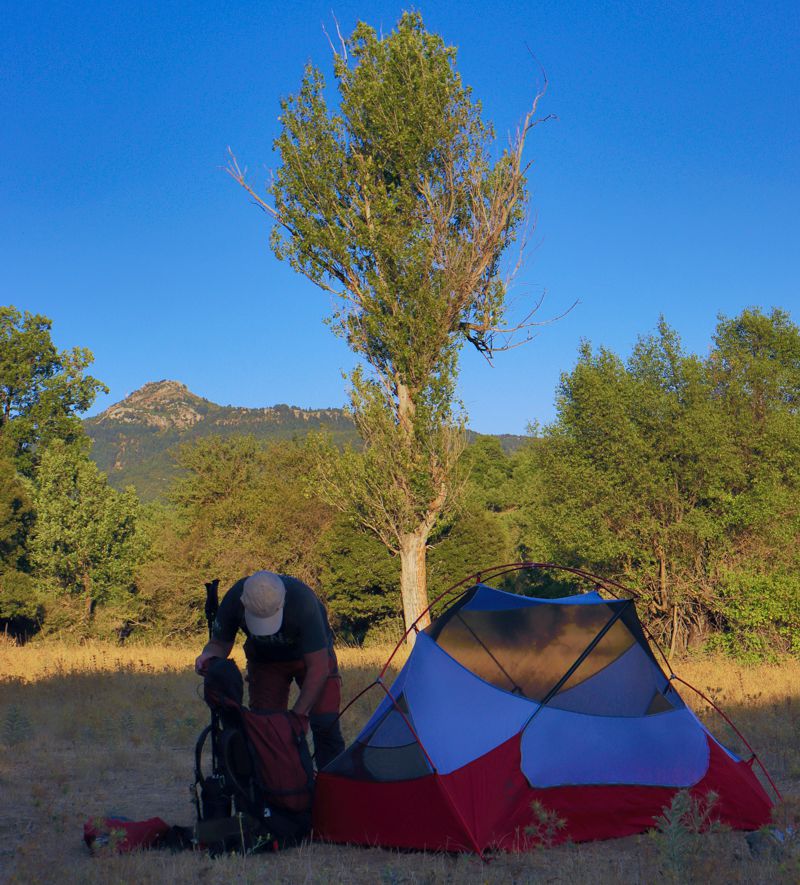 Menalon Trail: Κατασκήνωση απέναντι από το νεκροταφείο της Νυμφασίας Menalon Trail topoguide