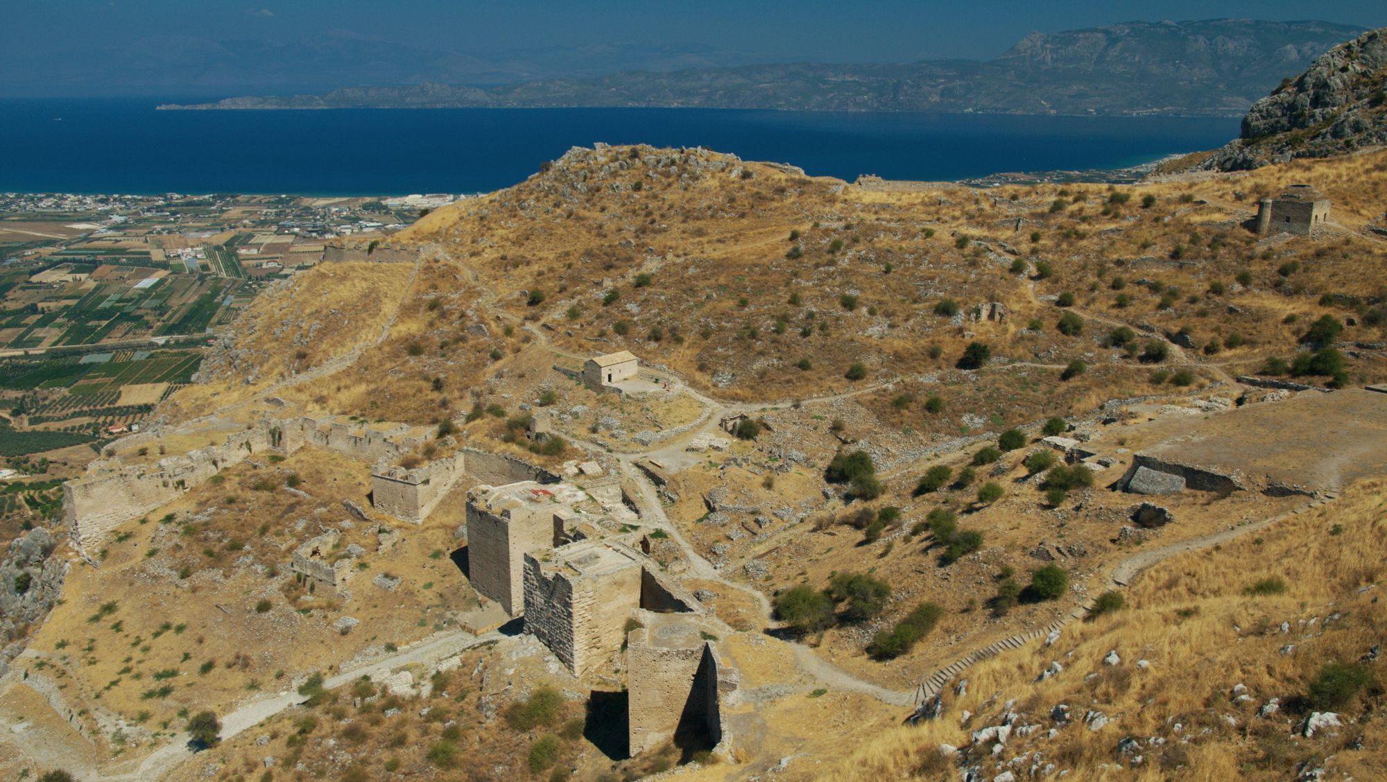 Ακροκόρινθος: Η ζώνη της κύριας πύλης του κάστρου της Ακροκορίνθου. Στο βάθος τα Γεράνεια Όρη Ακροκόρινθος: Η ζώνη της κύριας πύλης του κάστρου της Ακροκορίνθου. Στο βάθος τα Γεράνεια Όρη