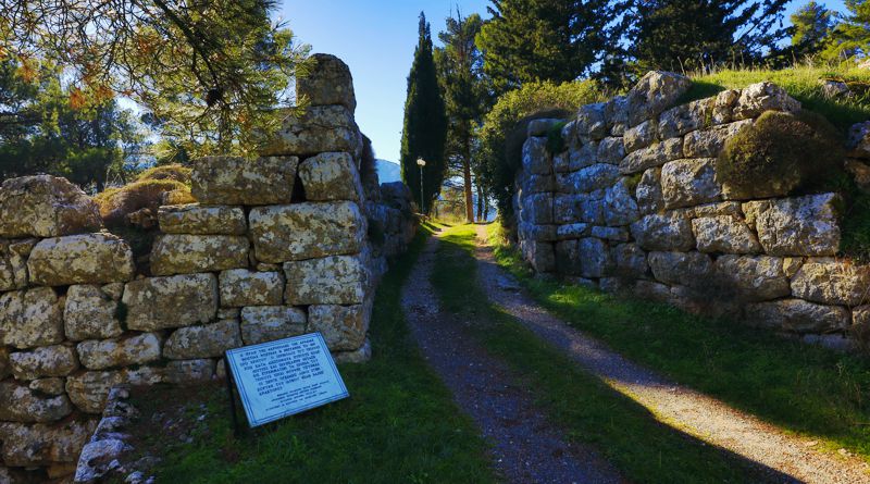 Αρτεμίσιον όρος: Η είσοδος της ακρόπολης της αρχαίας Νεστάνης Αρτεμίσιον όρος
