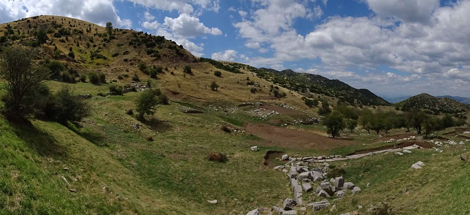 Λύκαιον όρος: Η ψηλότερη κορυφή του Λυκαίου όρους και μέρος του αρχαιολογικού χώρου Λύκαιον