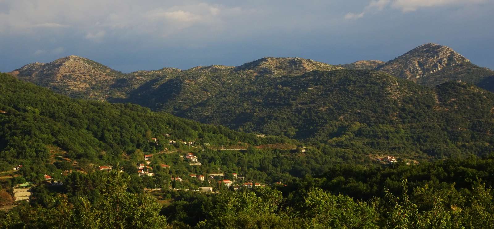 Τετράζι: Ο όγκος των κορυφών από τα βόρεια. Στο πρώτο πλάνο, το χωριό Νέδα Τετράζι