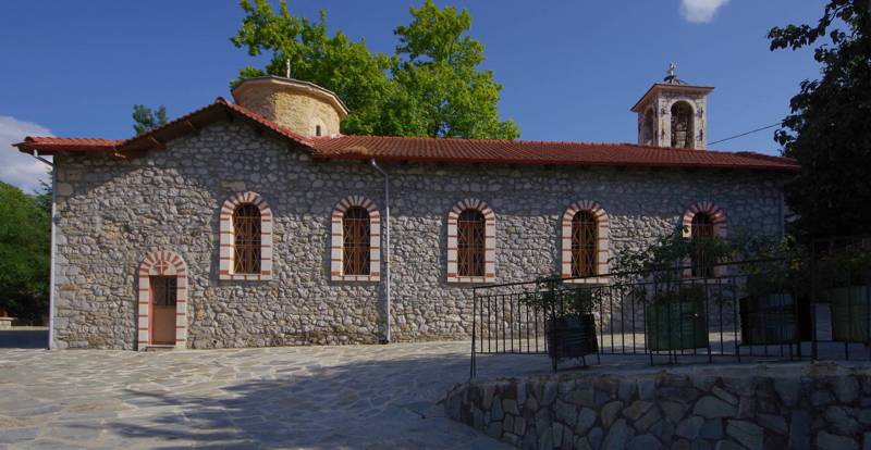 Οι εκκλησίες της Οίτης: Ο Άγιος Αθανάσιος, ενοριακός ναός της Καστανιάς Οίτη topoGuide