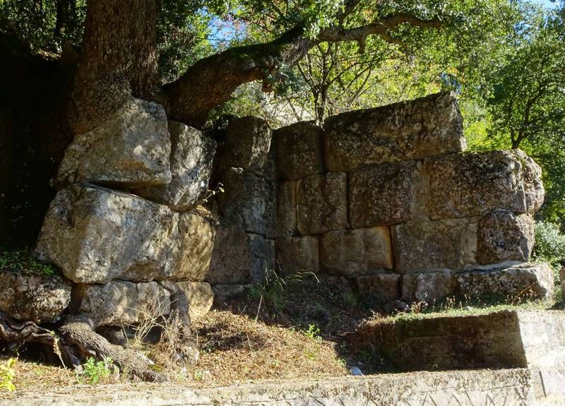 Μνημεία της Οίτης: Το σωζόμενο τμήμα της αρχαίας αιτωλικής οχύρωσης στην Καστριώτισα Οίτη topoguide