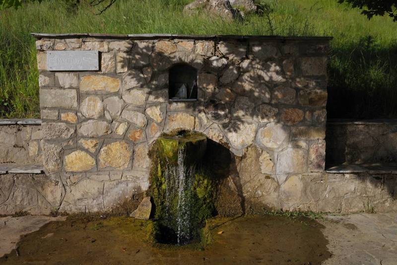 Πηγές, ποτάμια και λίμνες της Οίτης: Η βρύση Μουτσάρα, στο δρόμο προς το Νεοχώρι Οίτη topoGuide
