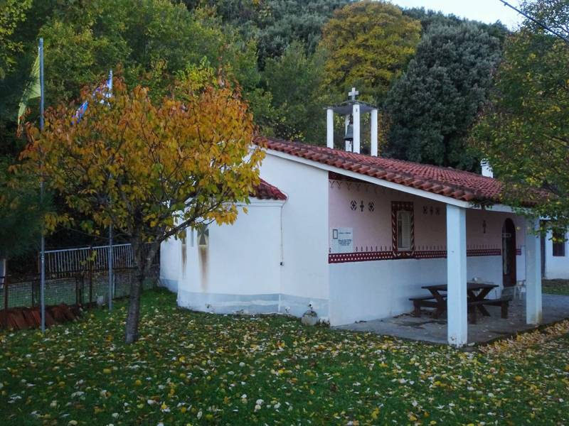 Μοναστήρια της Οίτης: Το καθολικό της παλιάς μονής Ταξιαρχών, πάνω από το Κωσταλέξι Οίτη topoguide