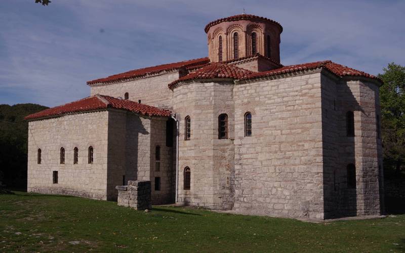 Λίμνη Πλαστήρα topoguide: Το καθολικό της μονής Πέτρας Λίμνη Πλαστήρα topoguide
