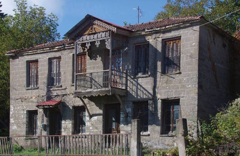 Λίμνη Πλαστήρα topoguide: Ένα από τα ελάχιστα διατηρημένα παλιά διόρωφα αρχοντόσπιτα του Νεοχωρίου Λίμνη Πλαστήρα topoguide
