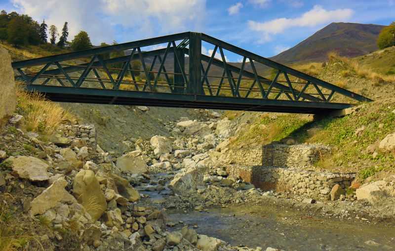 Epirus Trail, Ασημοχώρι-Αετομηλίτσα: Η μεταλλική γέφυρα στο Άσπρο Ποτάμι Epirus Trail topoguide