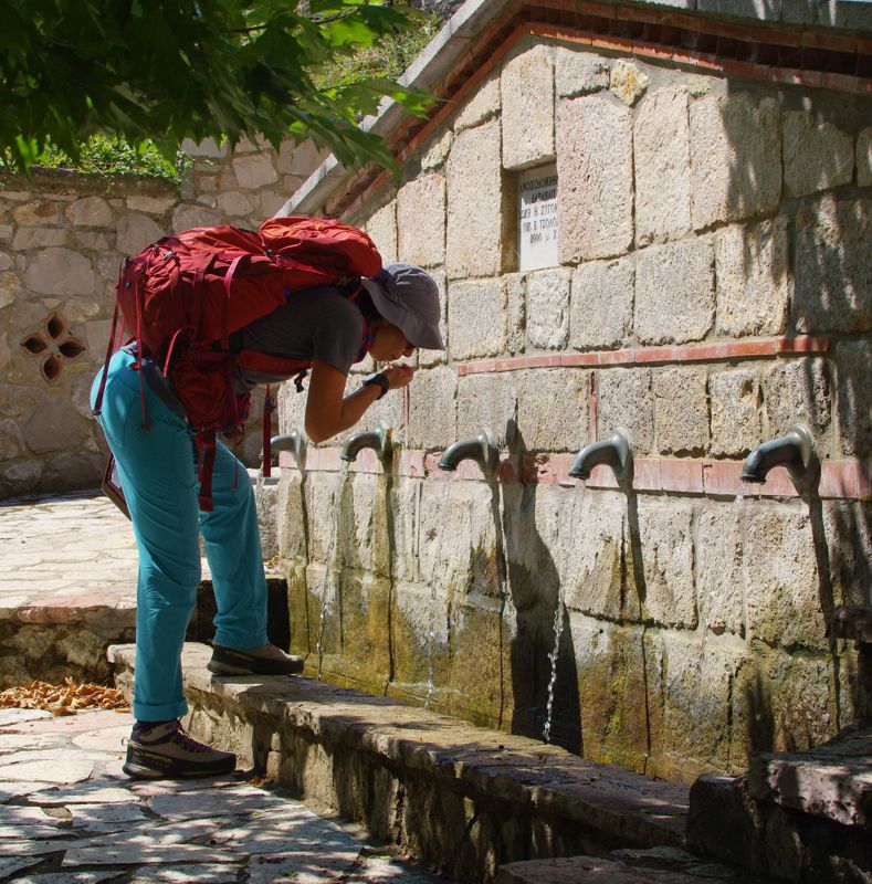 Ο22 Αγόριανη-Πολύδροσος: Η πολύκρουνη κρήνη των Αγίων Αναργύρων