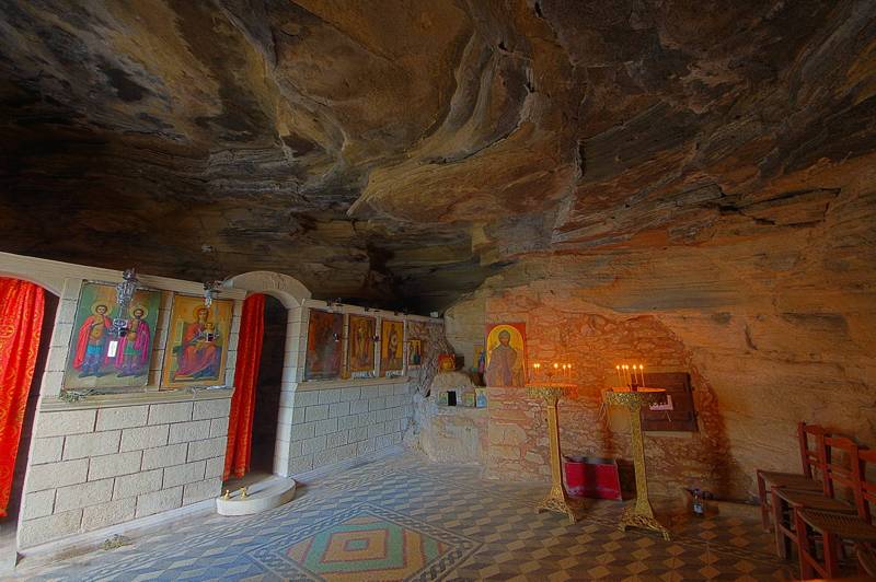 Gramvoussa topoguide: The cave-church of Agios Fotis, near Venoudiana