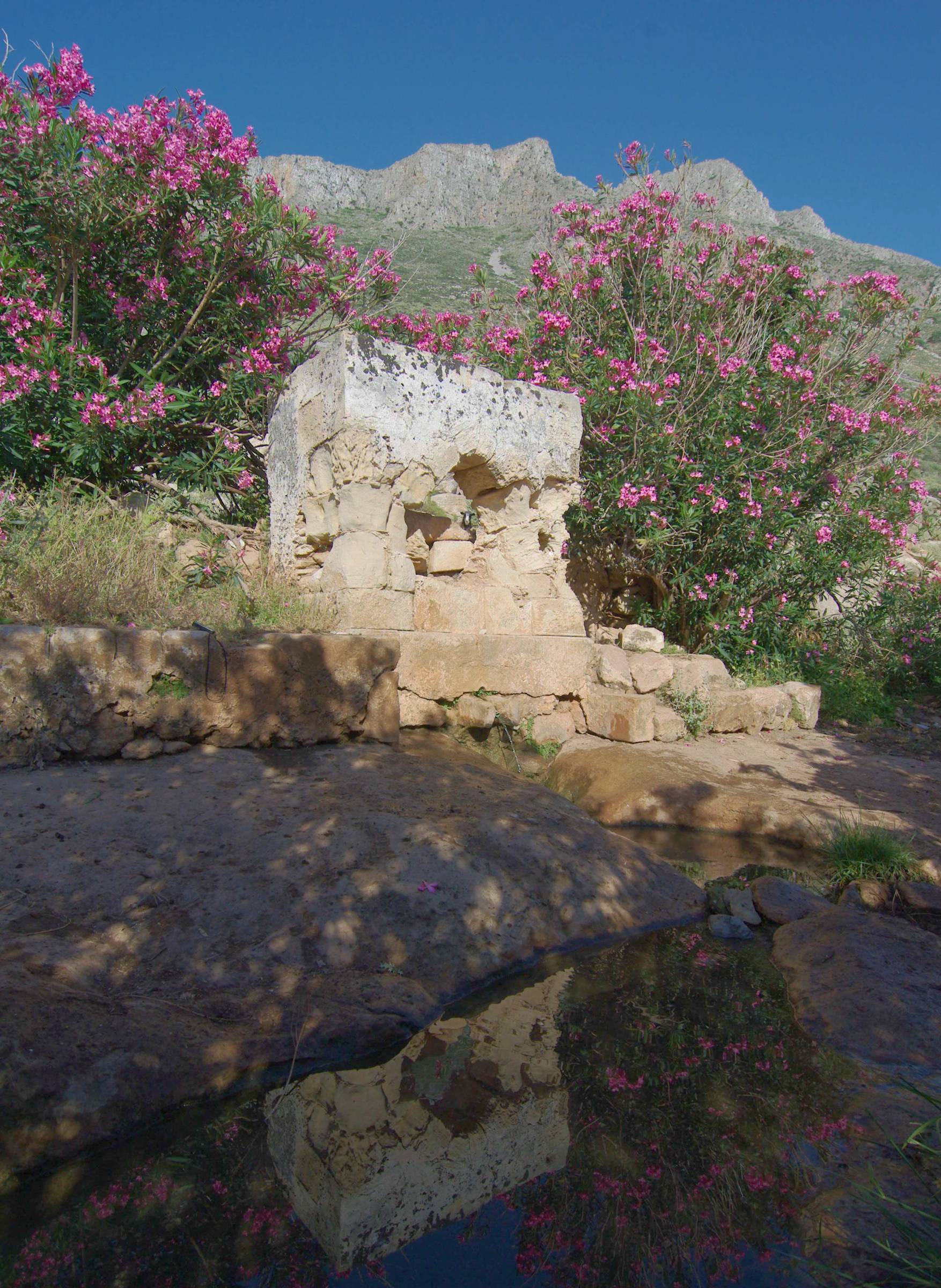 Γραμβούσα topoGuide: Η πηγή της Αγίας Ειρήνης, μοναδική πηγή νερού στη Γραμβούσα