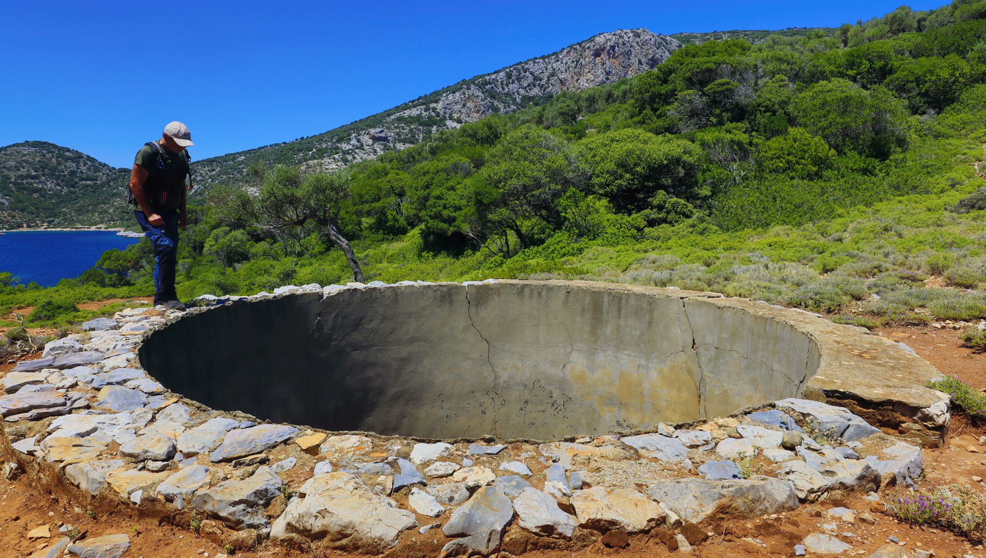 Alonnisos topoguide: Tourkou Mnima: Discovering the poorest side of Alonnisos