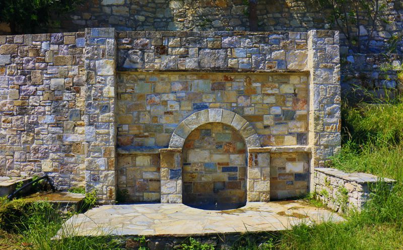 Alonnisos topoguide: The large fountain in Patitiri Alonnisos topoguide