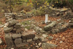 Ανάβαση στη Λαφιώνα: Ερείπια της μονής Αγίου Αλεξάνδρου Ανάβαση στη Λαφιώνα