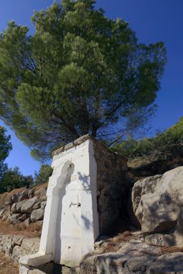 Μονές Λειμώνος και Μυρσινιώτισσας: Κρήνη στη μονή Μυρσινιώτισσας Μονές Λειμώνος και Μυρσινιώτισσας