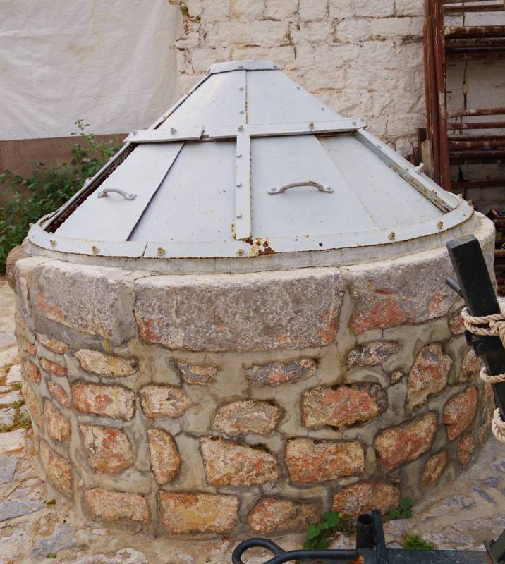 Hydra topoguide: the large well in Kaminia Hydra topoguide