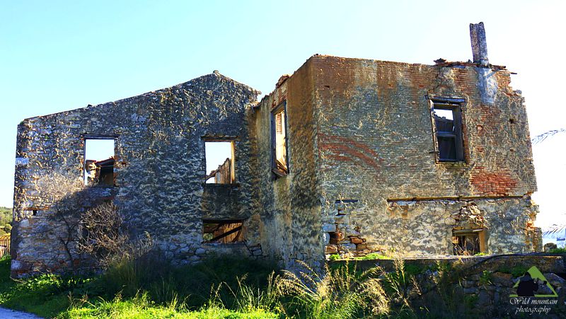 Γεωγραφία της Τροιζηνίας: Το μνημειακό συγκρότημα της εισόδου του κτήματος Κακουράτου Πόρος-Τροιζηνία topoguide