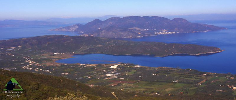 Γεωγραφία της Τροιζηνίας: Γενική εικόνα της δυτικής Τροιζηνίας, με τα Μέθανα στο βάθος Πόρος-Τροιζηνία topoguide