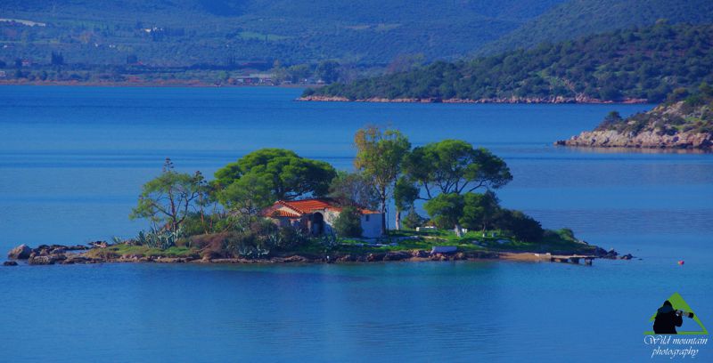 Πόρος και Τροιζηνία: Πόρος, η εκκλησία της Παναγίτσας στη νησίδα Δασκαλιό Πόρος-Τροιζηνία topoguide