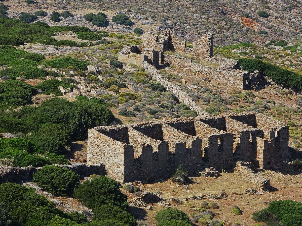 Κύθνος: Οι κτηριακές εγκαταστάσεις των μεταλλείων Κύθνος: Οι κτηριακές εγκαταστάσεις των μεταλλείων