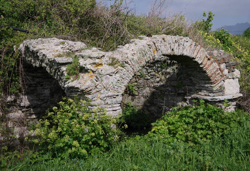 Πεζοπορία στην Τήνο: Η ρωμαϊκή κρήνη στο Εξώμπουργκο Πεζοπορία στην Τήνο