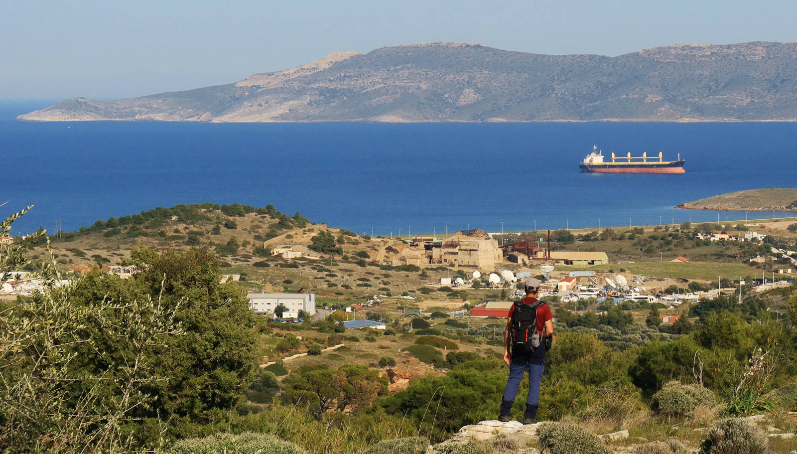 Η Λαυρεωτική: Η θέα στο μονοπάτι από το Λαύριο προς το Χάος