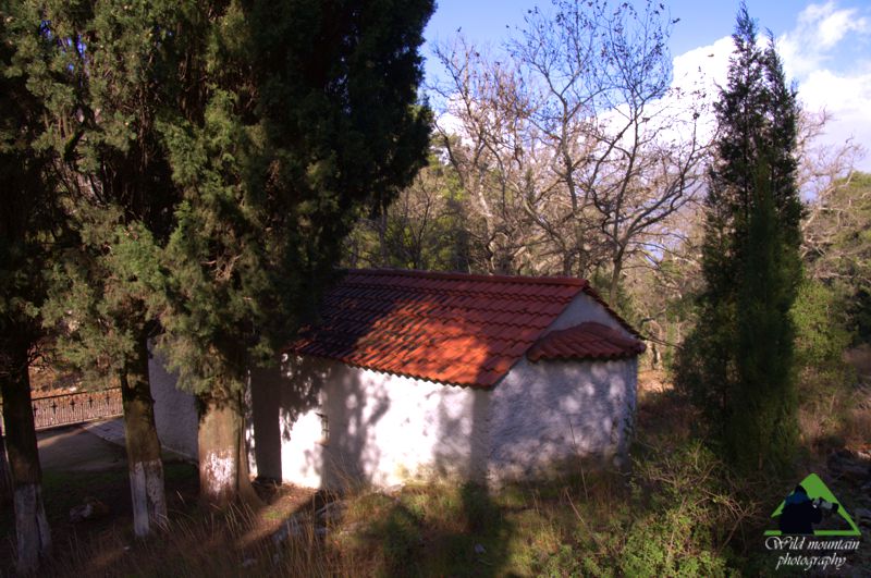 Τα μονοπάτια της Βόρειας Πάρνηθας, διαδρομή Σκούρτα-Μπόρσι: Το εκκλησάκι του Αγίου Μερκουρίου, πάνω στο παλιό οδικό πέρασμα της Πάρνηθας Πάρνηθα topoguide