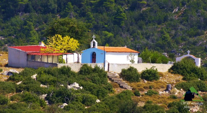 Τα μονοπάτια της Βόρειας Πάρνηθας, διαδρομή Σκούρτα-Μπόρσι: Το ξωκλήσι της Αγίας Παρασκευής στο Μπόρσι Πάρνηθα topoguide