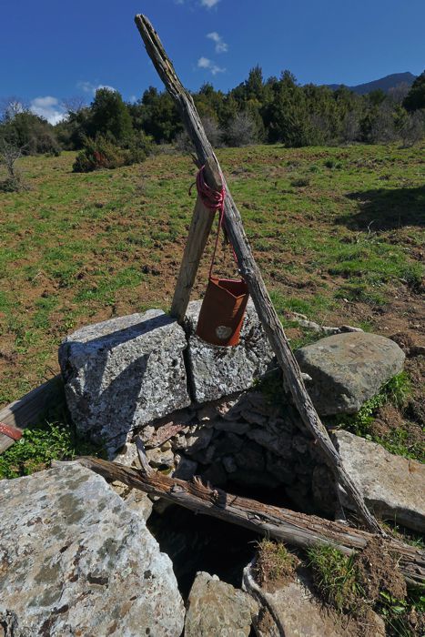 Πάρνηθα: Διαδρομή Μόλα-Λημικό-Σαλονίκι: Το αρχαίο πηγάδι του Λημικού Πάρνηθα topoguide