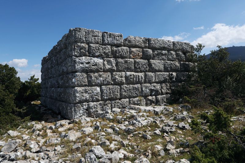 Πάρνηθα: Διαδρομή Μόλα-Λημικό-Σαλονίκι: Ο αρχαίος πύργος στο Λημικό Πάρνηθα topoguide