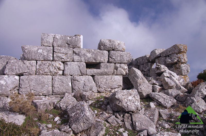 Τα μονοπάτια της Ανατολικής Πάρνηθας, ανάβαση στο Πυργάρι. Ο αρχαίος πύργος στο Πυργάρι Πάρνηθα topoguide