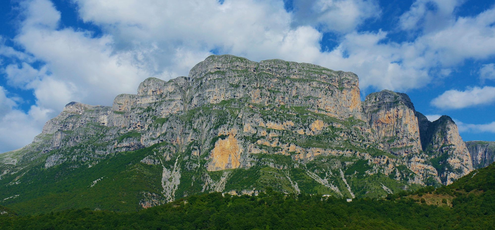 Γεωγραφία του Ζαγορίου: Οι Πύργοι του Πάπιγκου, ασβεστολιθικοί πυλώνες που στηρίζουν τα καρστικά οροπέδια της Αστράκας