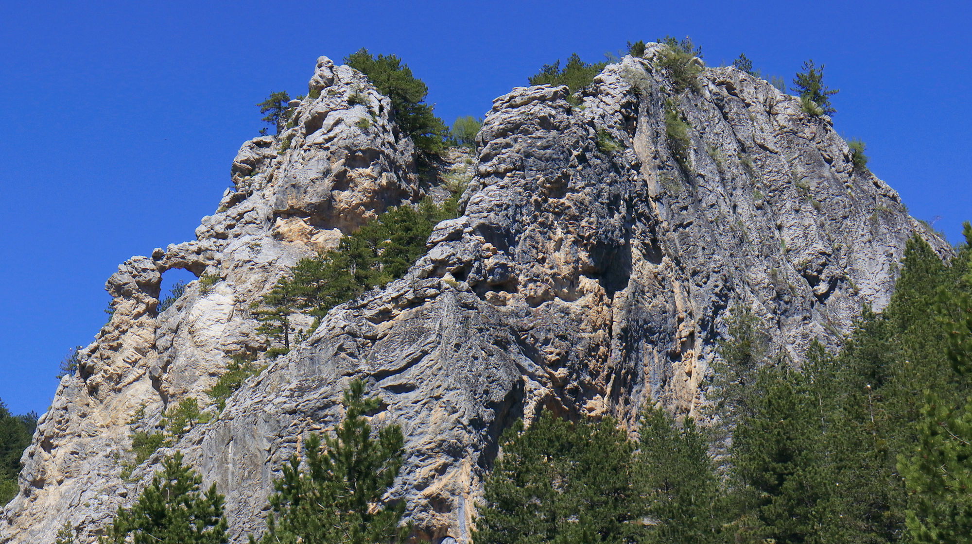 Ο βράχος στο Βέτερνικ, μια από τις χαρακτηριστικές ασβεστολιθικές εξάρσεις στην ορεινή ζώνη