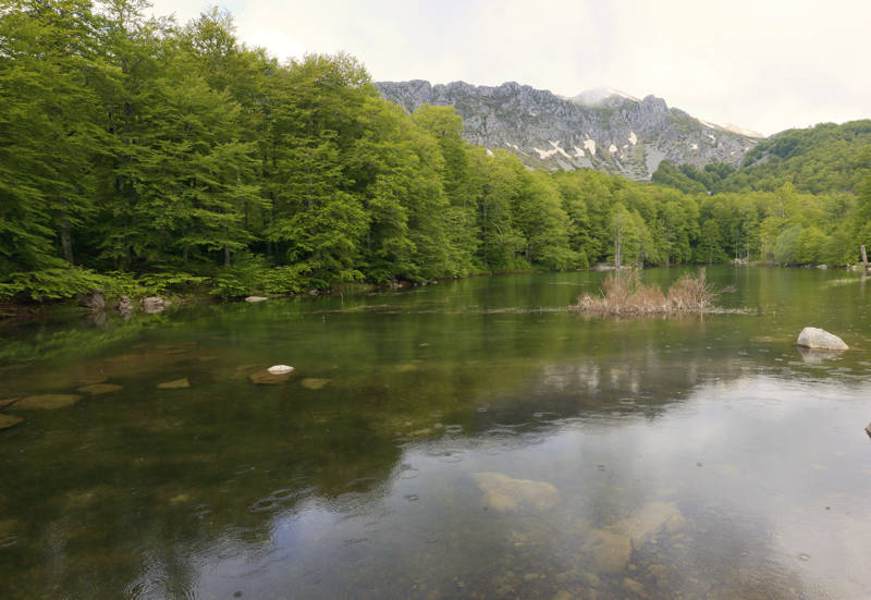 Η λίμνη Μουτσάλια στη βάση των Αρενών