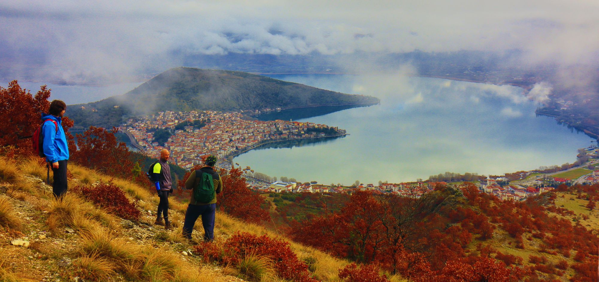 Τα μονοπάτια της Ψαλίδας: στο Μπλε μονοπάτι, με θέα την Καστοριά και τη λίμνη της