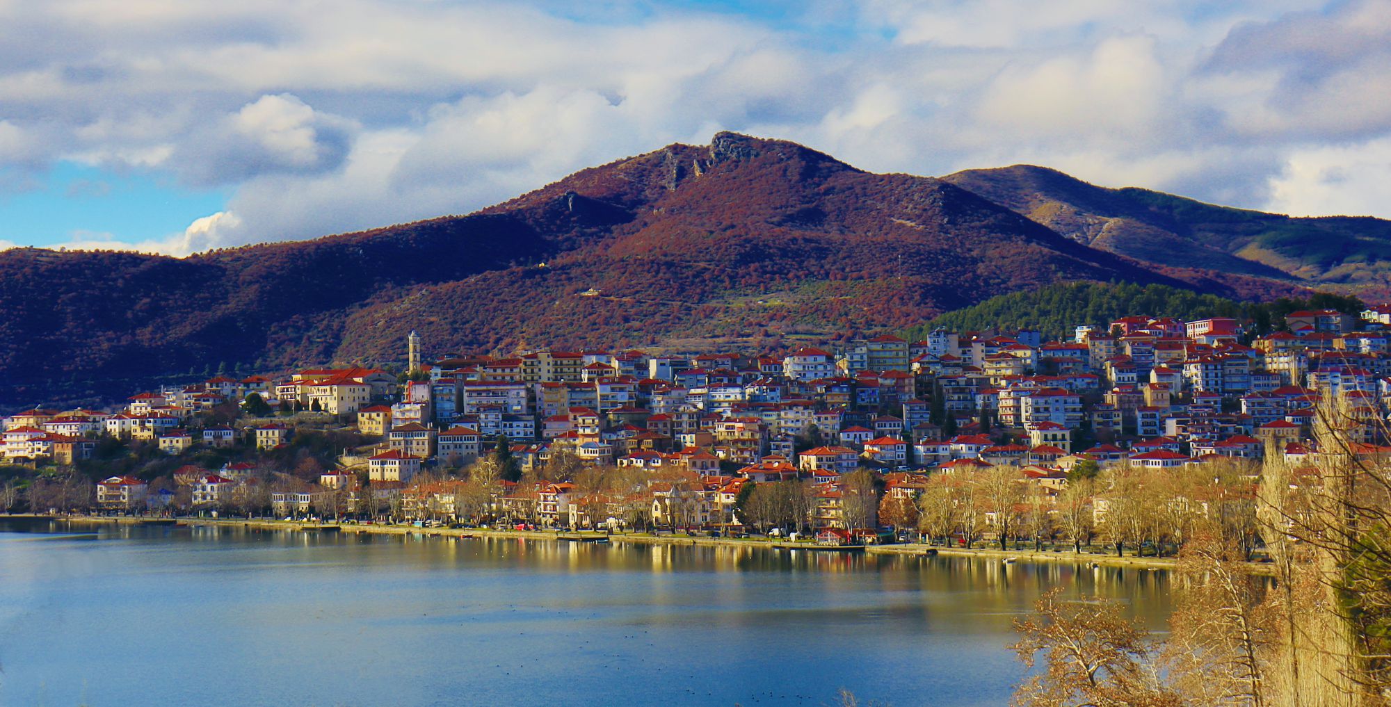 Τα βουνά της Καστοριάς: Η Ψαλίδα πάνω από την πόλη της Καστοριάς και τη λίμνη Ορεστιάδα