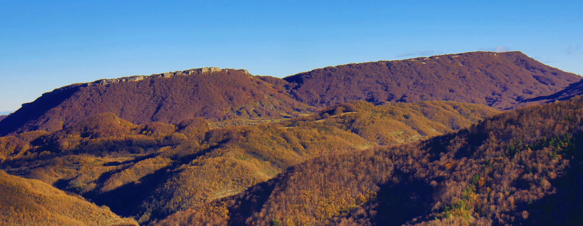 Φυσική γεωγραφία της Καστοριάς: Τα Μικρά (αριστερά) και τα Μεγάλα (δεξιά) Όντρια από το χωριό Κοτύλη