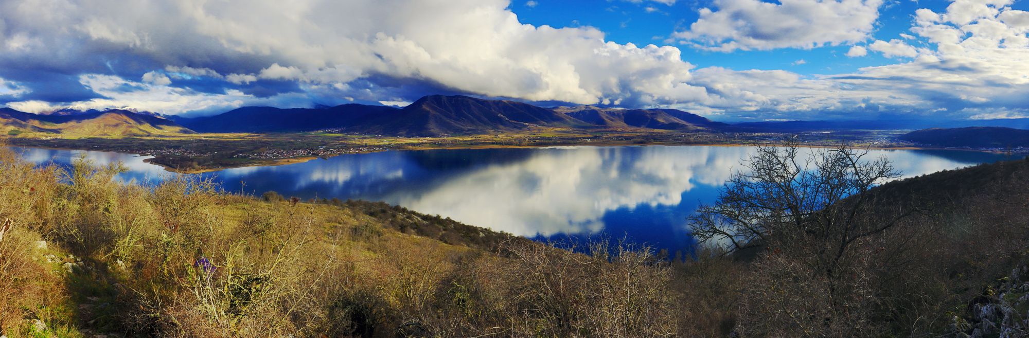 Φυσική γεωγραφία της Καστοριάς: η λίμνη Ορεστιάς από τη ψηλότερο σημείο της χερσονήσου Κορίτσα