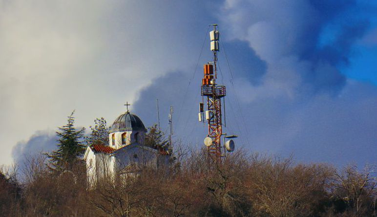 Τα βουνά της Καστοριάς: Ο ναός του Αγίου Αθανασίου, στην κορυφή της χερσονήσου