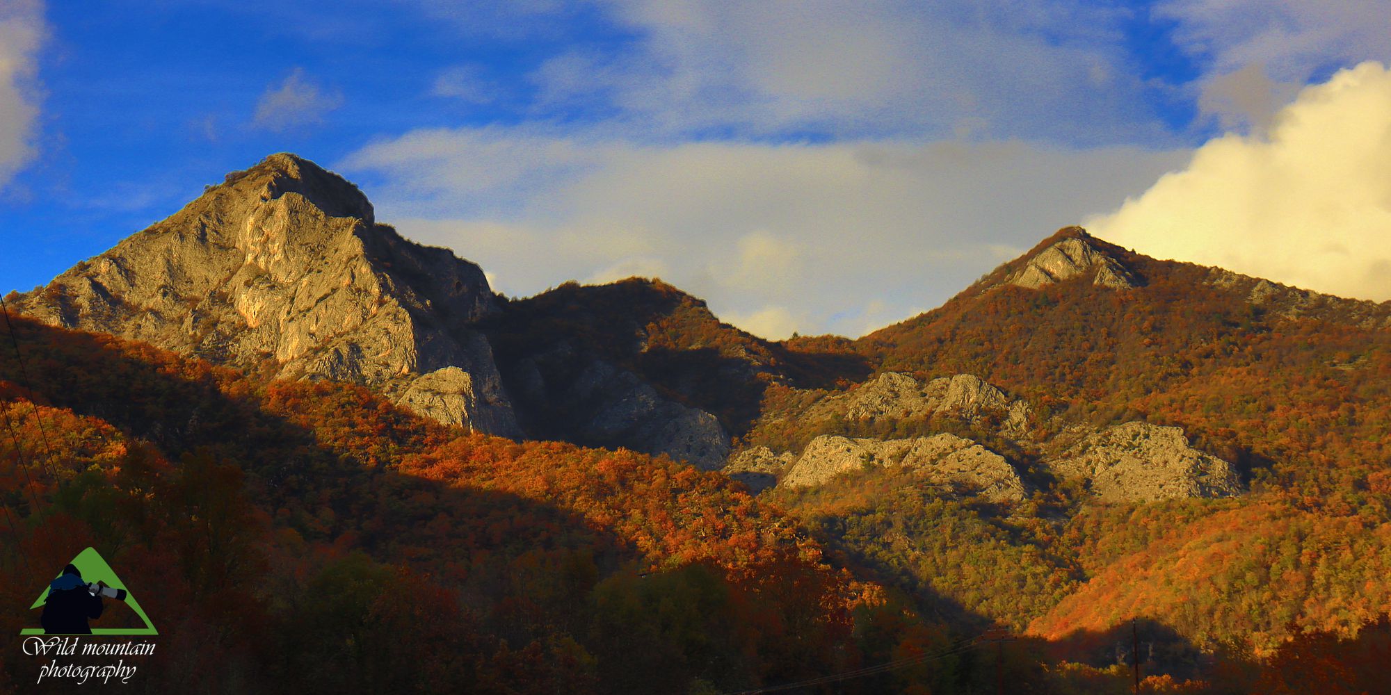 Η οροσειρά της Ροδόπης: Οι κορυφές Πέτρα Σίλλης (αριστερά) και Μεγάλη Πέτρα (δεξιά) πάνω από τη Σίλλη