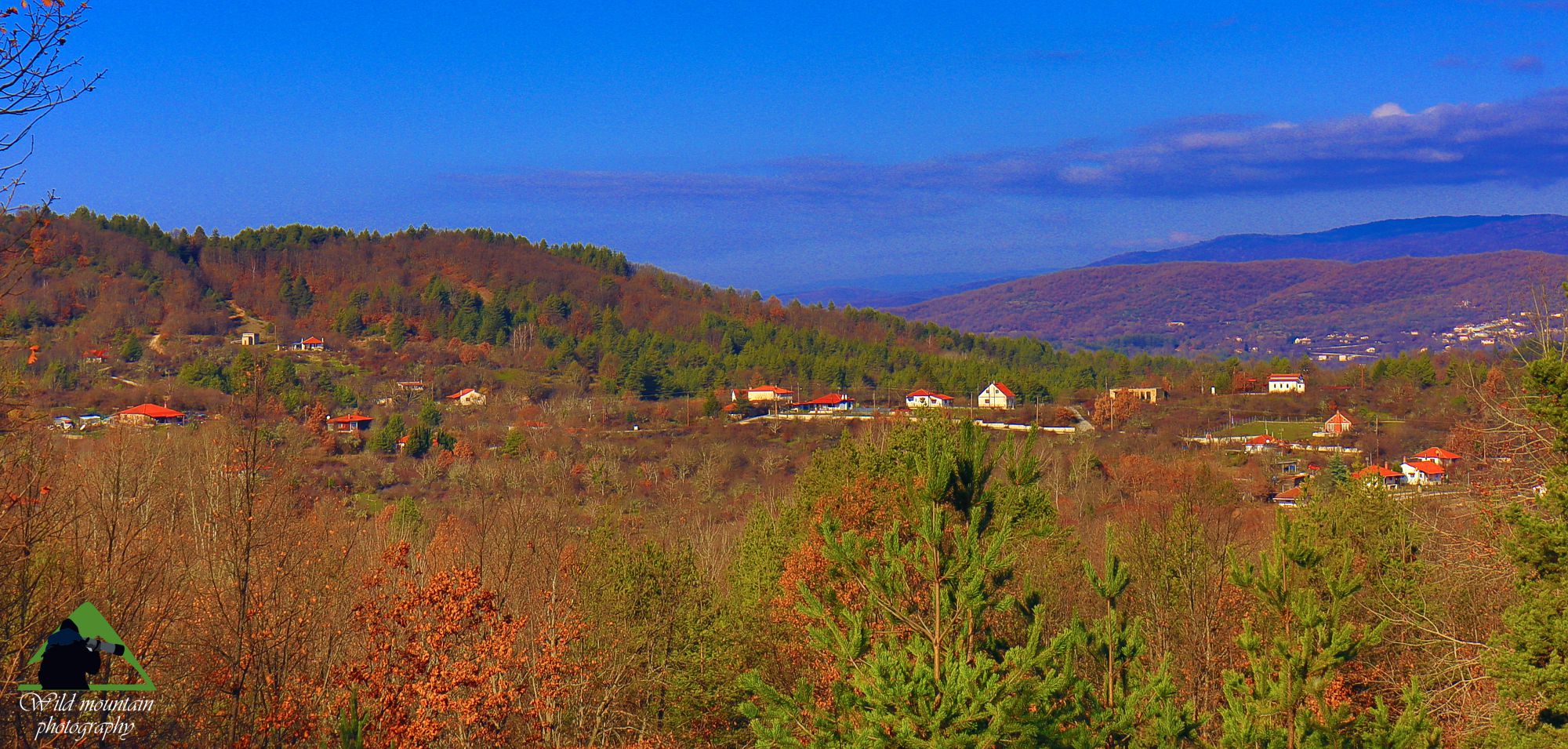 Η οροσειρά της Ροδόπης: Το χωριό Οροπέδιο. Πίσω του διακρίνεται το Σιδηρόνερο