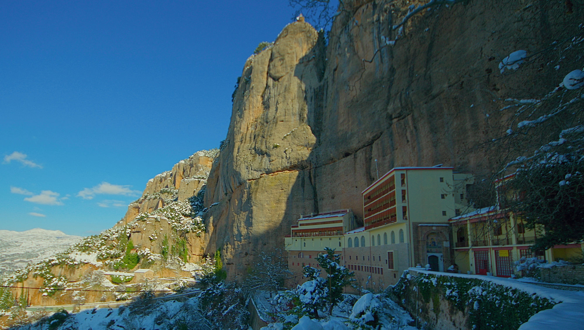 Chelmos topoguide: Megalo Spileo monastery