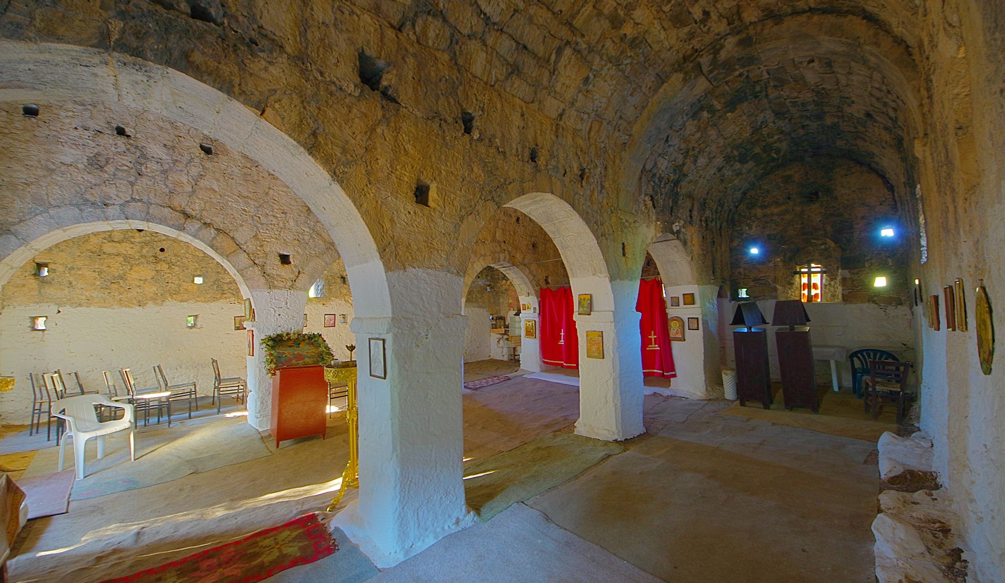 Επίδαυρος: Εσωτερικό του καθολικού της μονής Πολεμάρχας